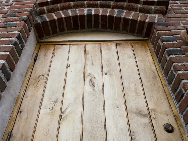 como arreglar una puerta de madera hinchada por el agua