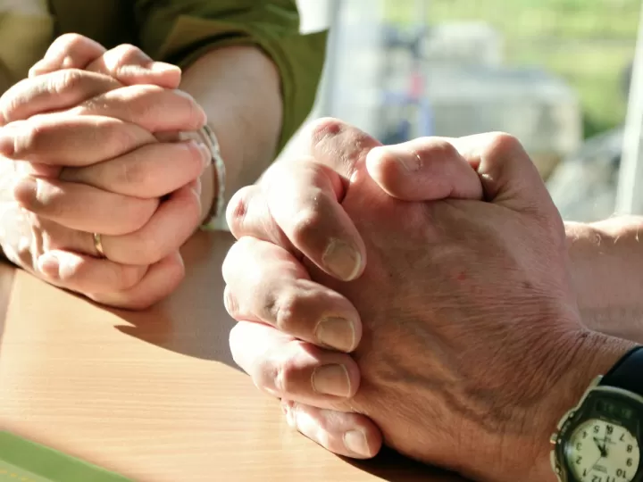 como hacer manos rezando en facebook